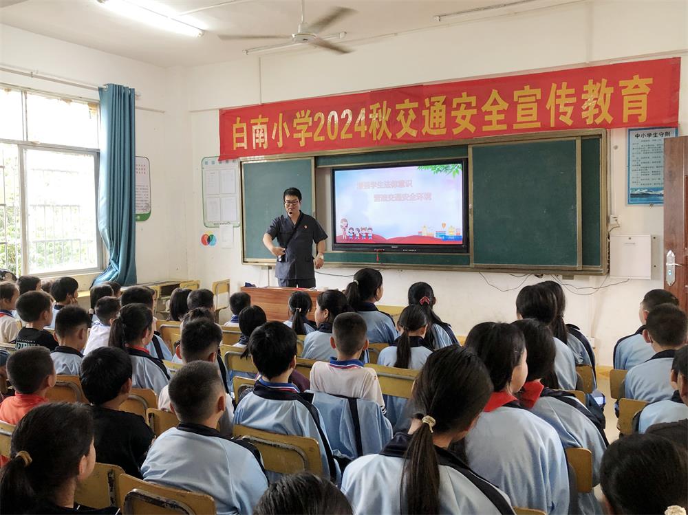 7.胡晶上法治课。(黄琼 摄).jpg