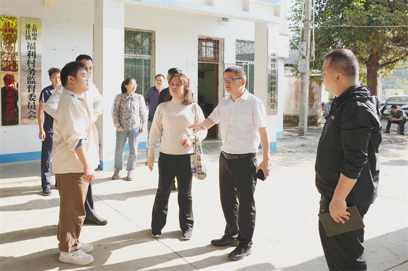 海南五指山市法院党组书记田开进深入福利村开展乡村振兴工作调研