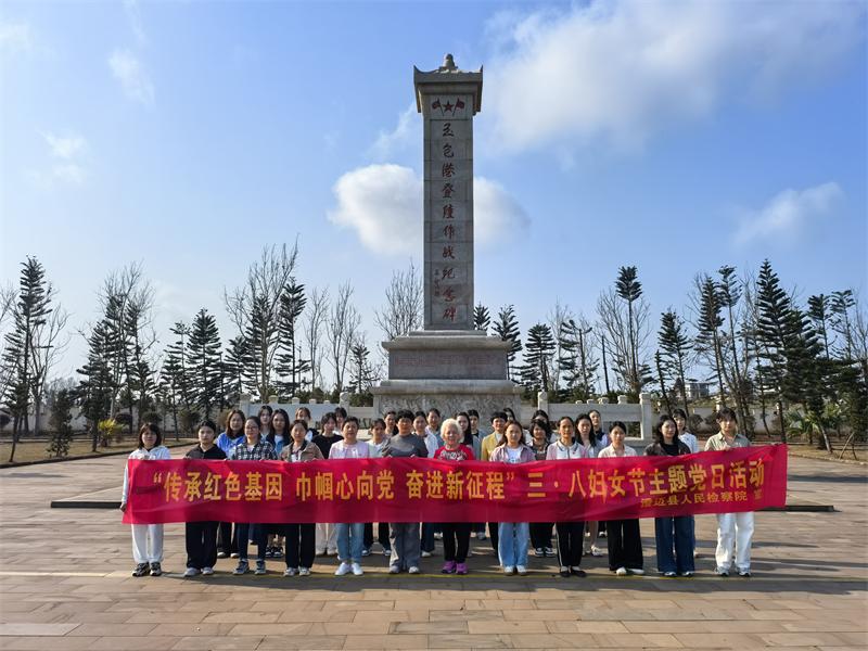 全体女干警在玉包港登陆作战纪念碑合影.jpg