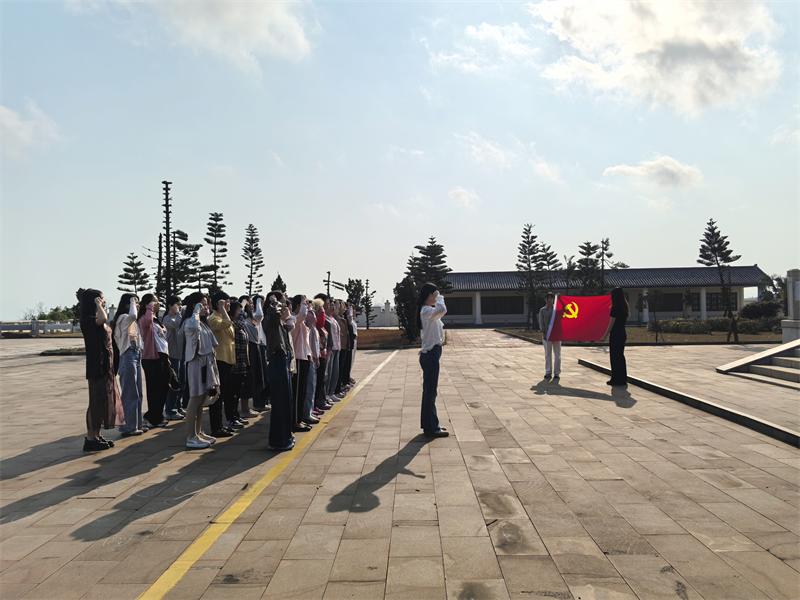 全体女干警在玉包港登陆作战纪念碑重温入党誓词.jpg