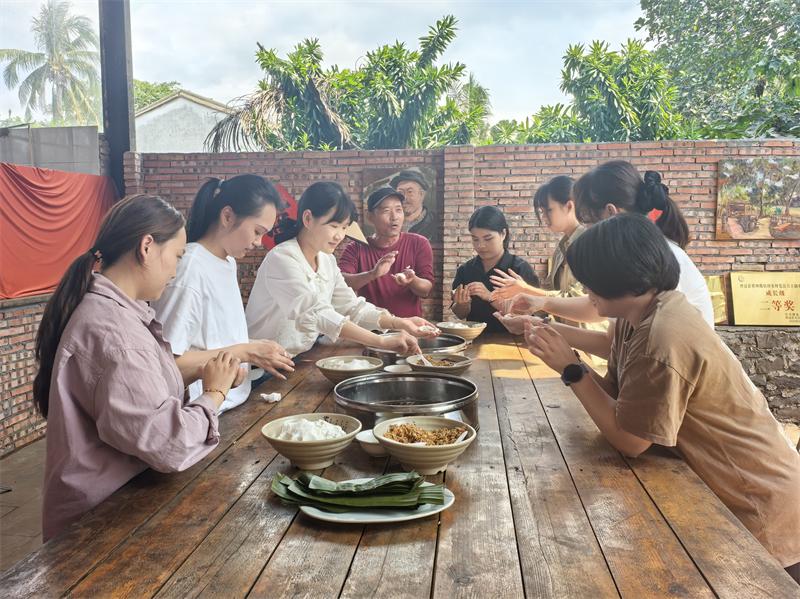 女干警们体验海南“薏粿”制作.jpg
