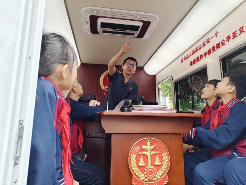 海南陵水县法院：“车轮上的法治课” 共绘普法新图景