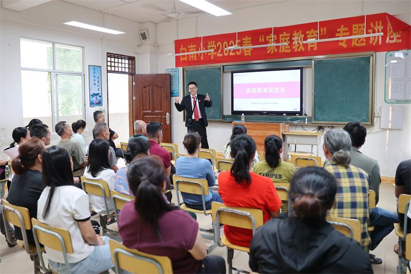2.胡晶上法治课。（黄琼 摄）.jpg