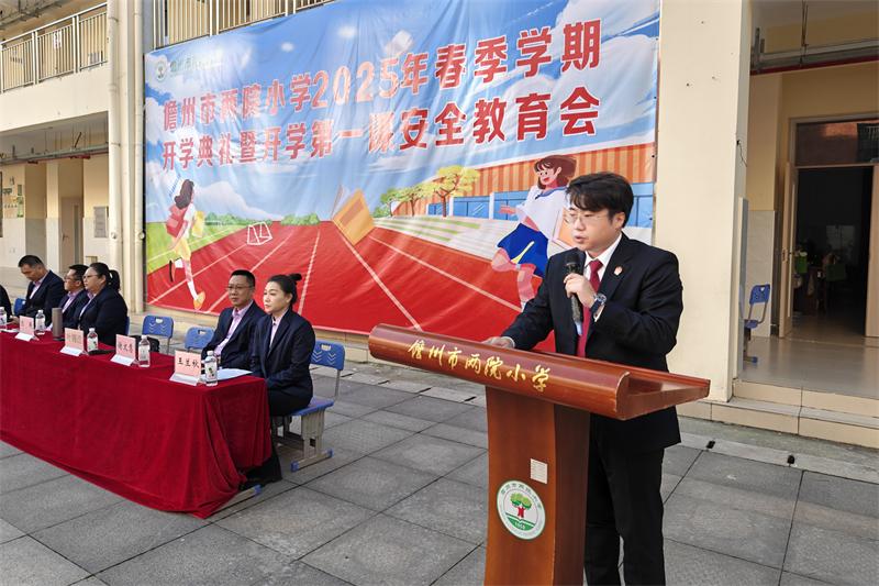 3.陈曦上法治课。（学校供图）.jpg