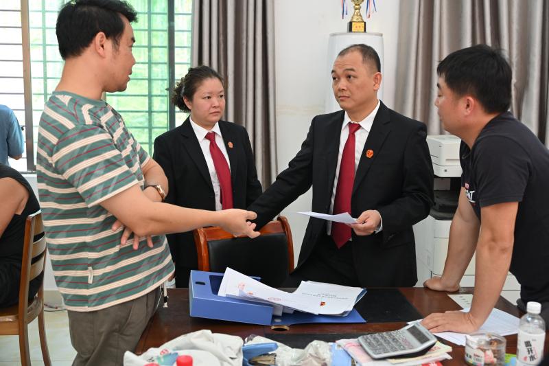 家门口的法治课——海南保亭法院到乡村开展普法宣传        
