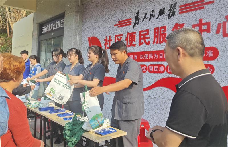 海南五指山市法院开展“法官进网格”防范电信网络诈骗宣传活动