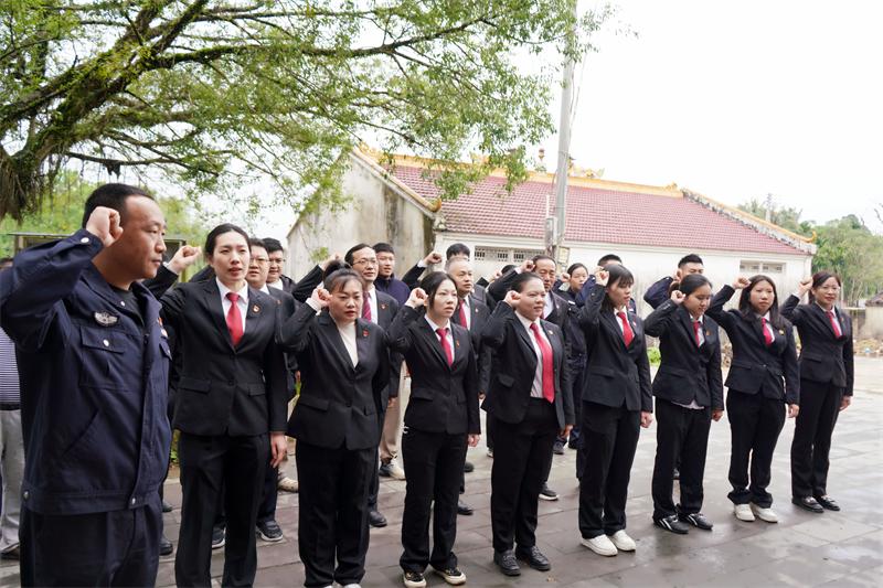 2025-04-01 屯昌法院联合沙田村委会到海瑞祖居开展主题党日共建活动 (55)_副本.jpg