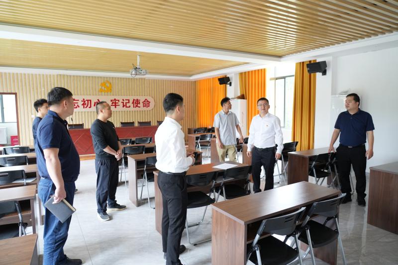 海南五指山市法院党组书记田开进深入定点联系村开展调研