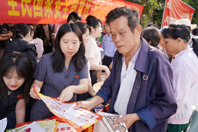 屯昌法院组织干警开展“全民国家安全教育,走深走实十周年”普法宣传活动 018_副本.jpg