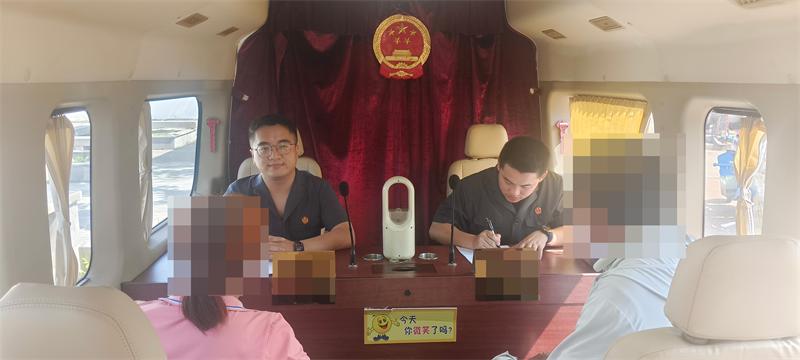 海口龙华法院：新坡法庭新“枫”景 车载法庭解民纷