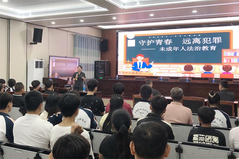1.刘春梅上法治课。(黄琼 摄).jpg