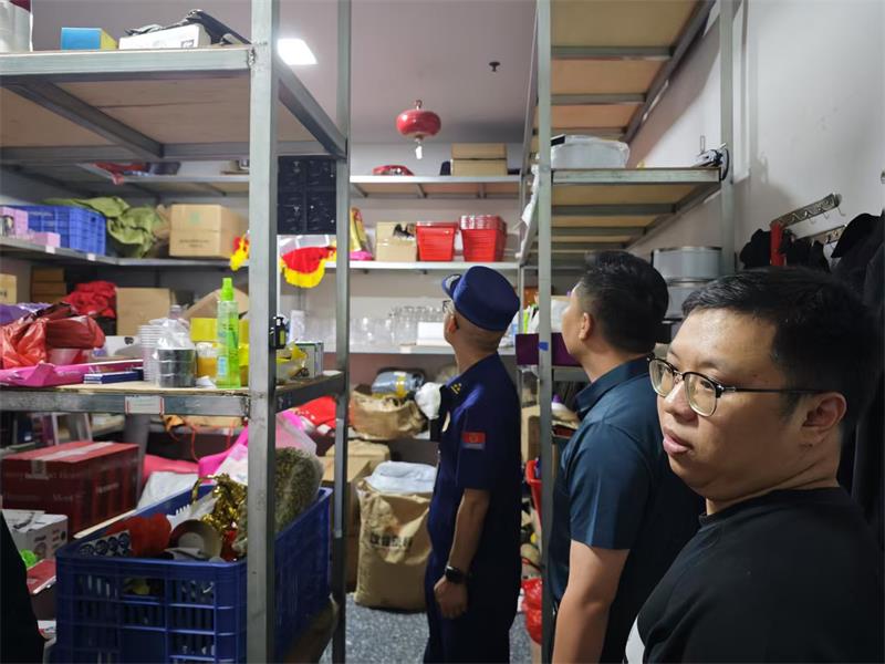 图片 海南儋州:儋州多部门联合开展“五一”节前消防安全服务指导工作 筑牢假期安全屏障 (4).jpg