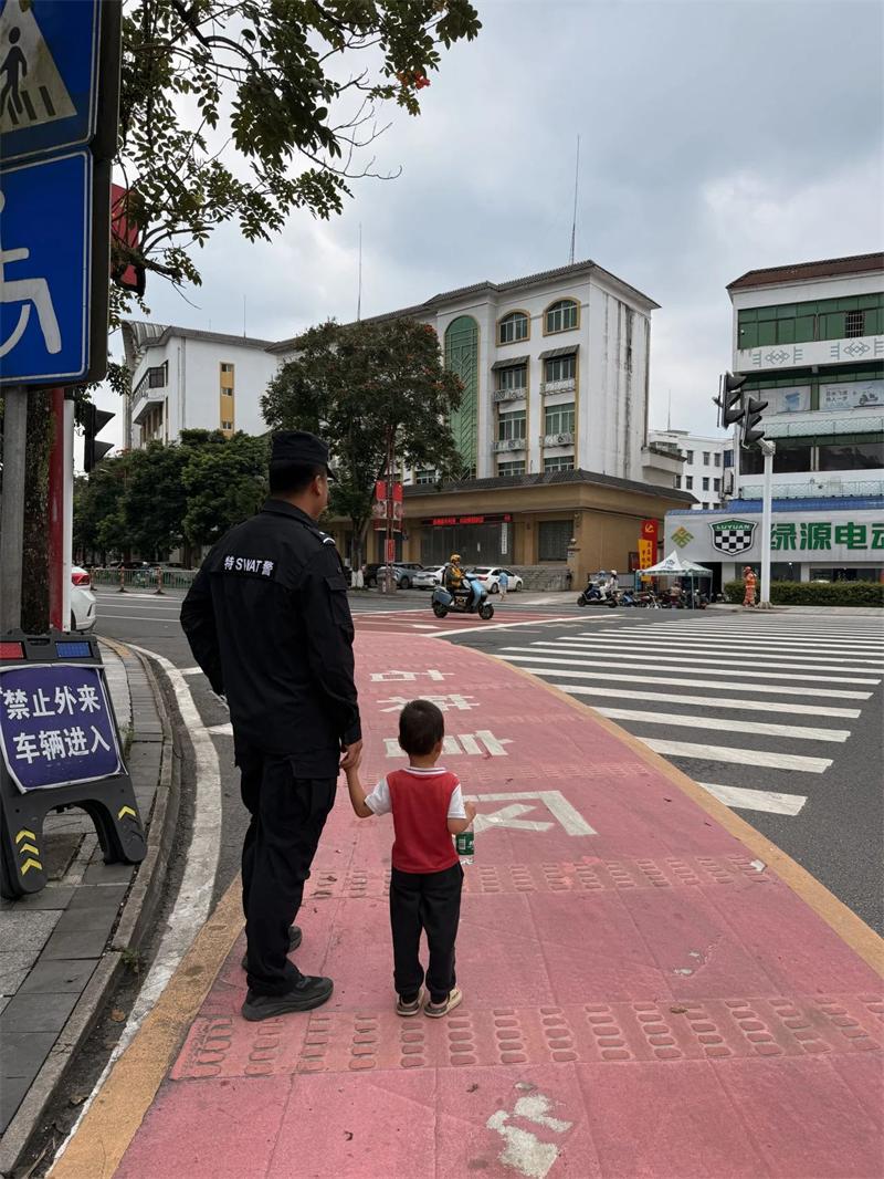 3岁男童走失街头 海南琼中公安暖心护送回家