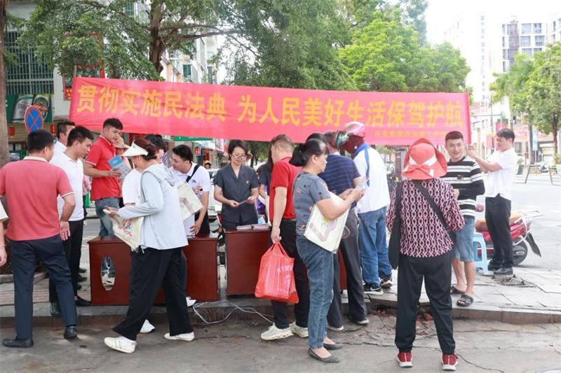海南乐东法院开展民法典进社区宣传活动
