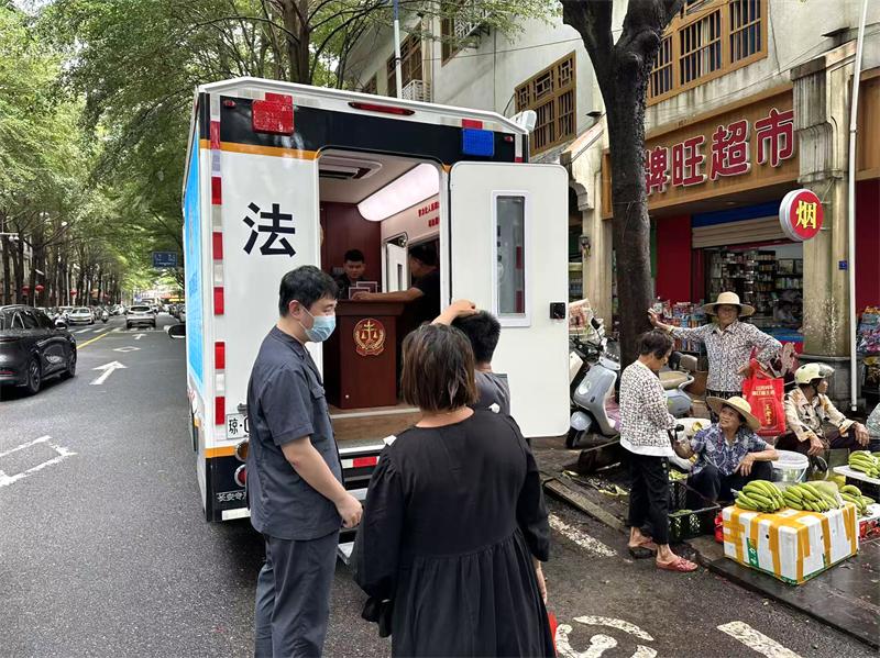 海南陵水法院：政法联手齐“摆摊”，普法送“典”进菜篮