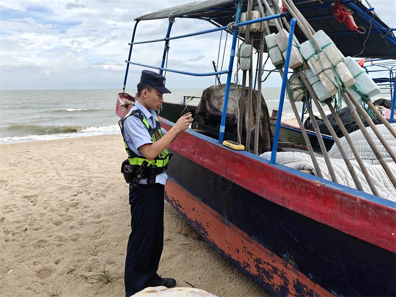 图为佛罗反走私综合执法站辅警检查渔船固定情况和北斗在线状态.jpg
