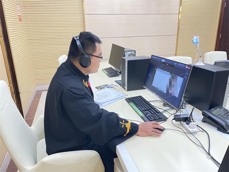 海南二中院民事审判第二庭法官马山通过互联网庭审做当事人调解工作。(柏菁 摄).jpg