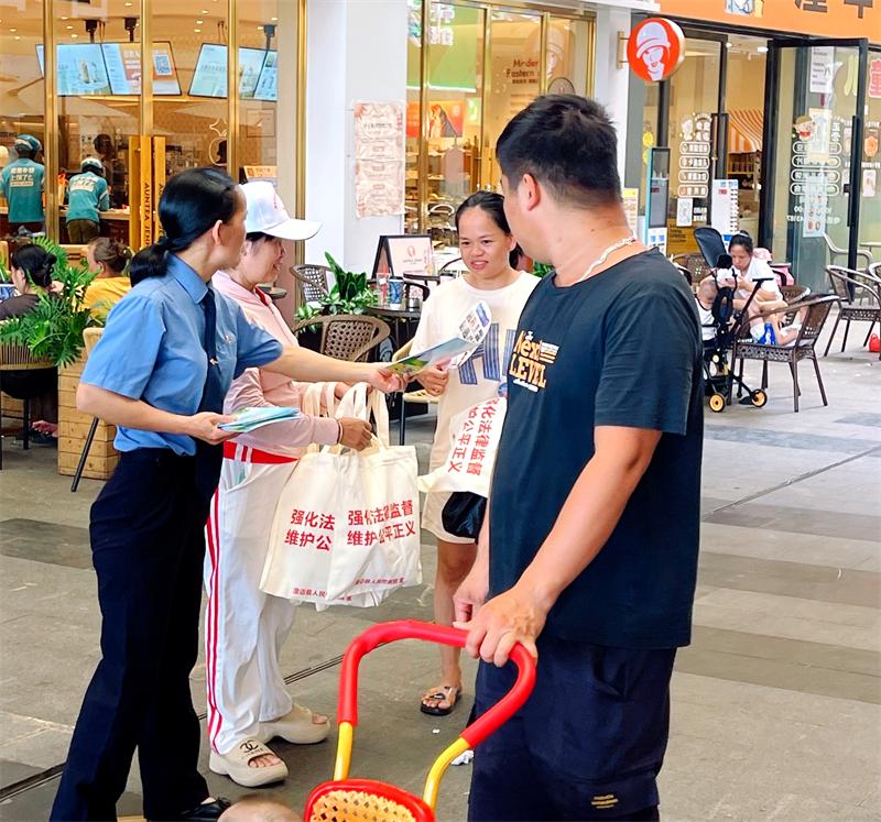 检察干警发放宣传资料.jpg