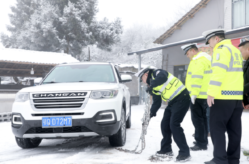 湖北利川公安：闻雪而动 疏堵保畅护安全