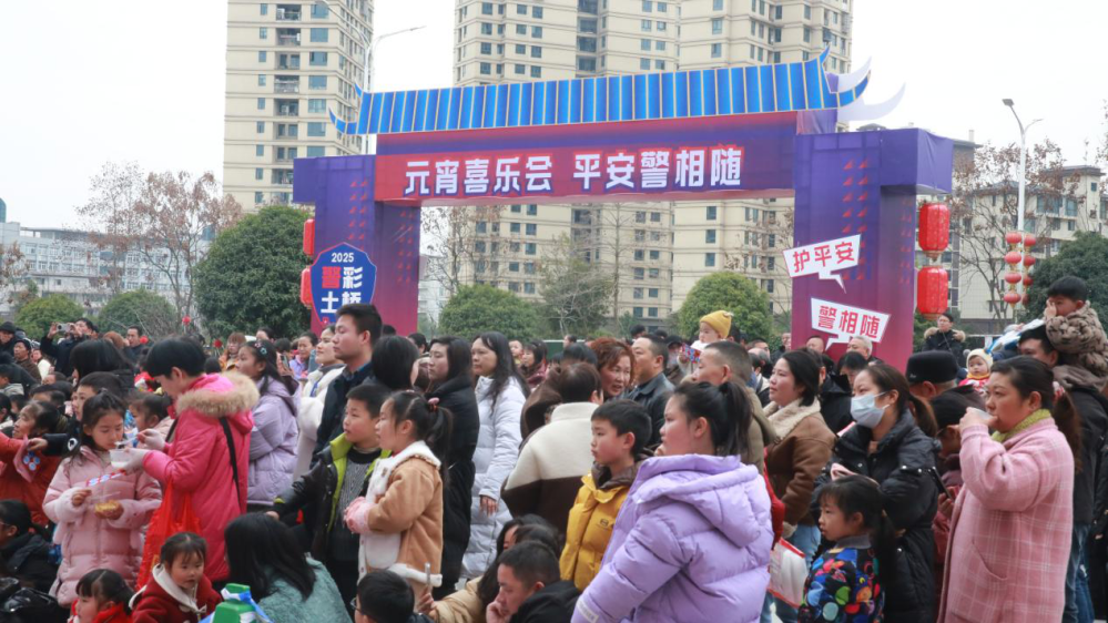湖北恩施：趣味灯谜会 民警陪您一起“闹”元宵