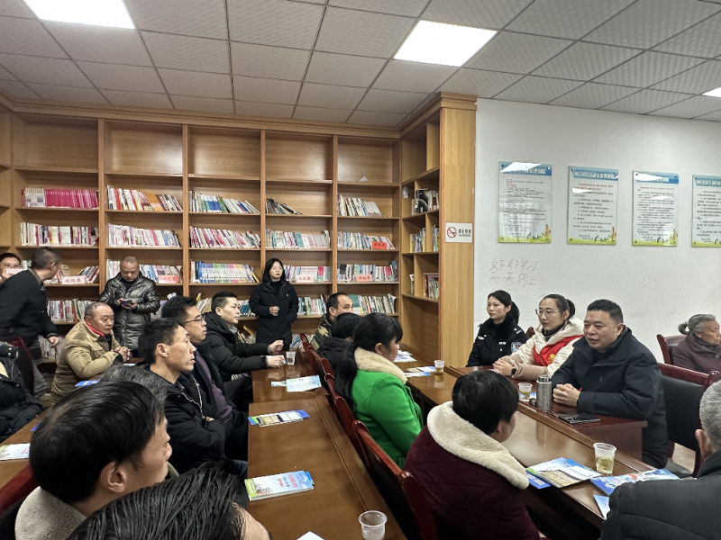湖北宣恩：春风三月学雷锋 法治宣传进万家