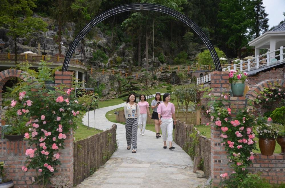 湖北建始：多元共治+农康旅融合 小山村振兴大变样