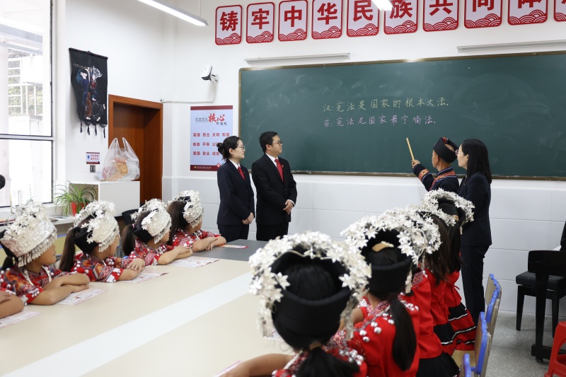 图为法院干警和学生们一起用苗语学习法律知识.JPG
