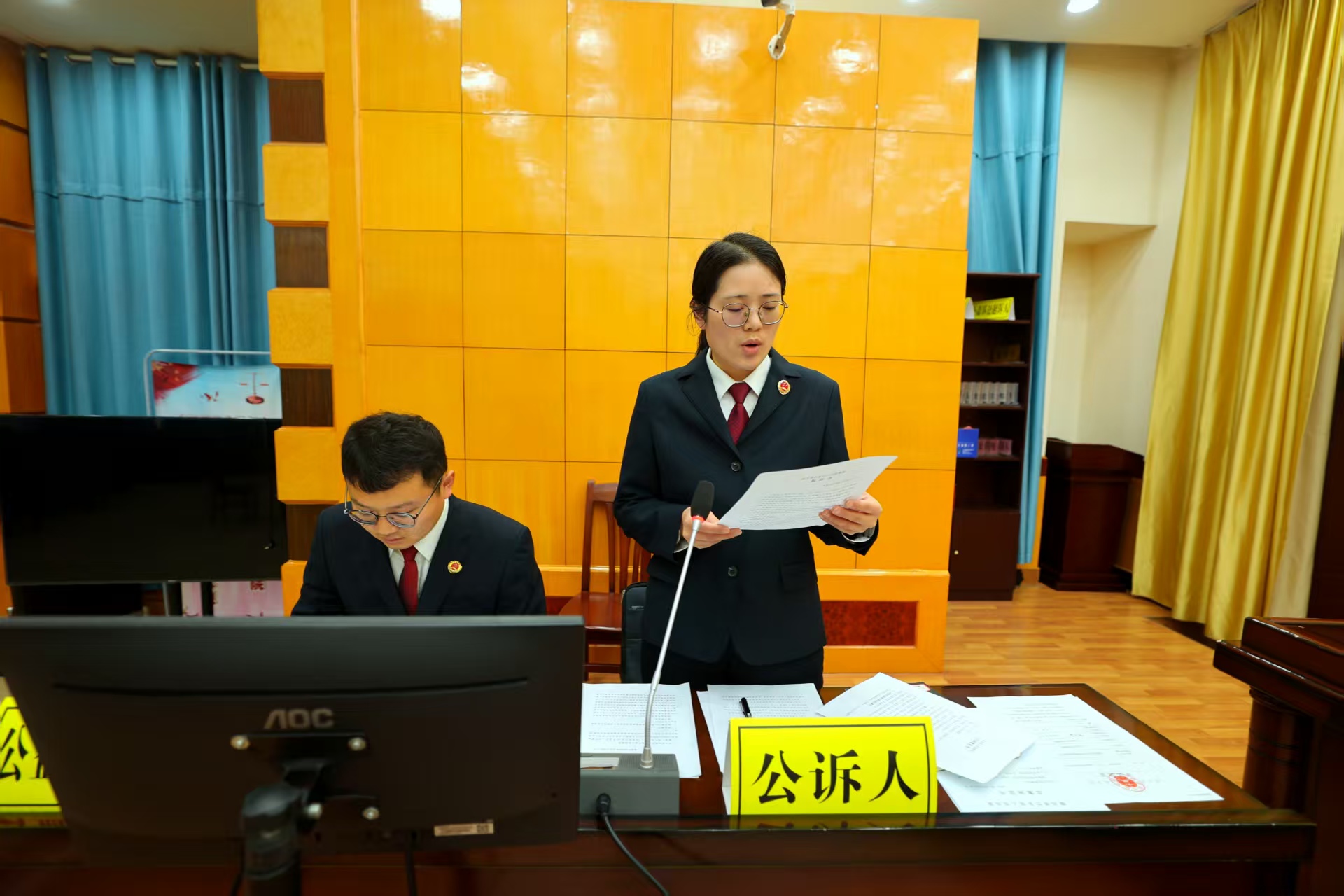 谭玉敏宣读起诉书。.jpg 谭玉敏宣读起诉书。.jpg