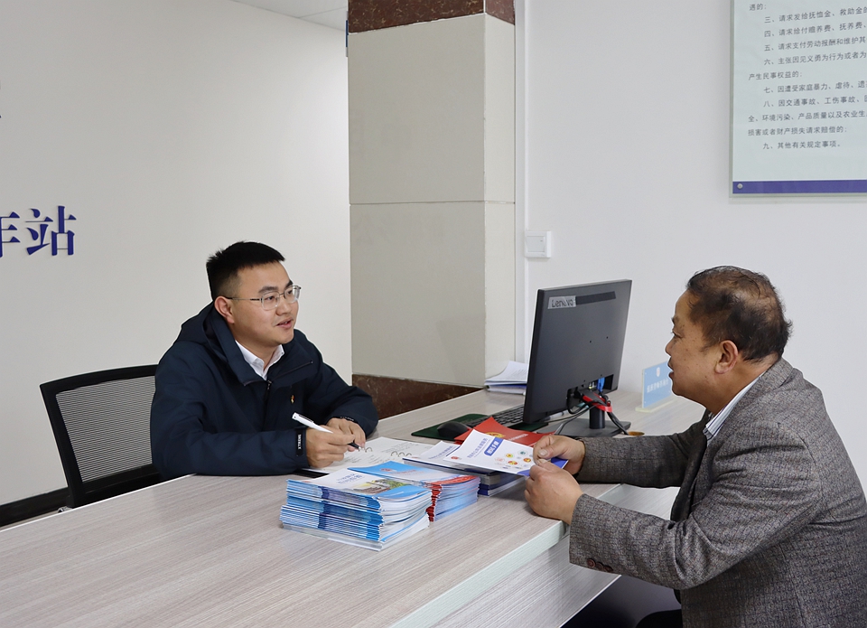 向贞东正在给来访群众答疑解惑。.jpg
