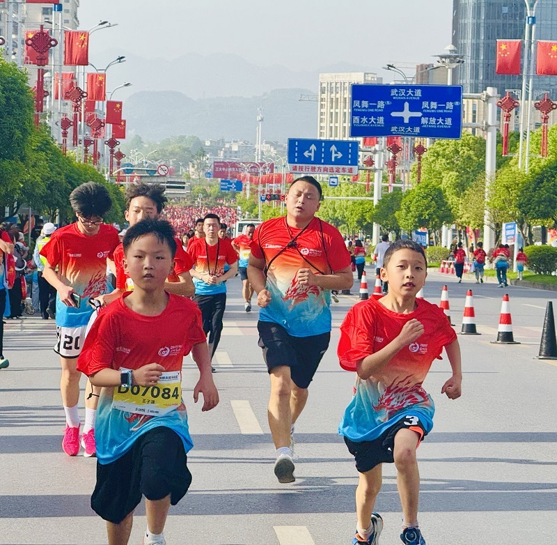 湖北来凤：2025湘鄂龙凤马拉松鸣枪激情开跑