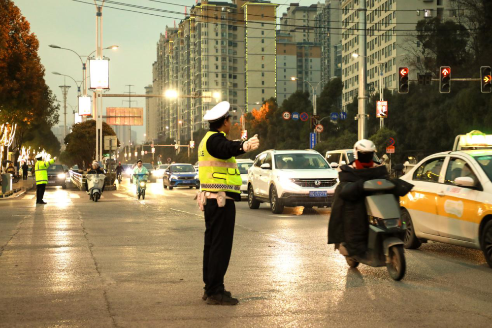 湖北利川交警：守护“凉城”路畅人安