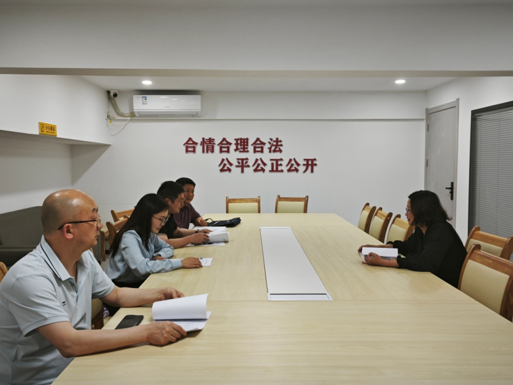 湖北巴东：法官驻“中心” 巧解千千结