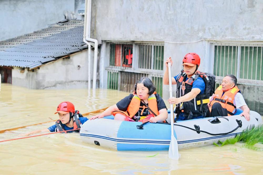 湖北恩施：暴雨来袭 8200余人成功避险转移