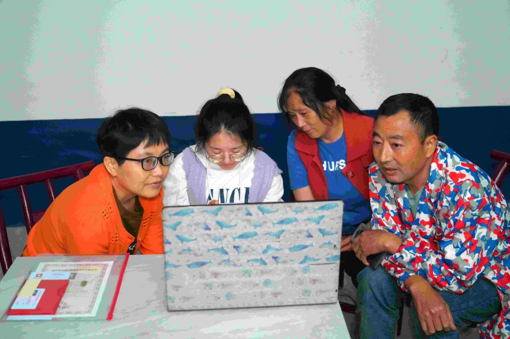湖北巴东：感恩6年送教上门  “玻璃娃娃”查分后立刻向支教老师报喜