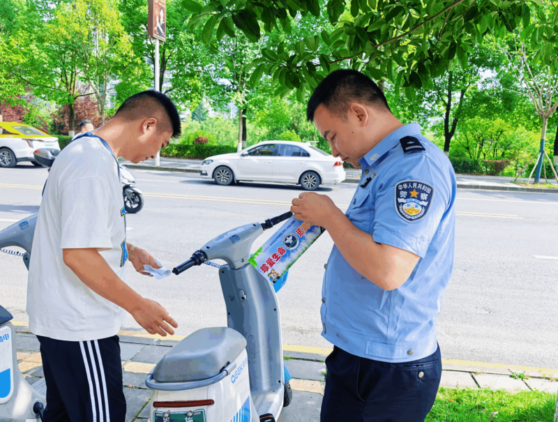 湖北利川：共享单车变身“流动禁毒宣传车”