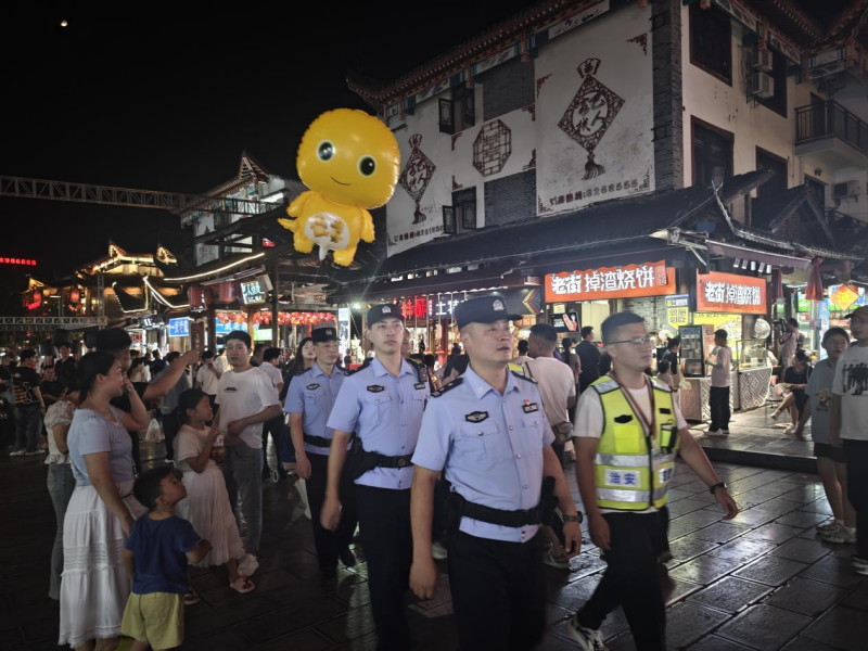 湖北恩施市：“旅游警务”绘就山城新“警”色