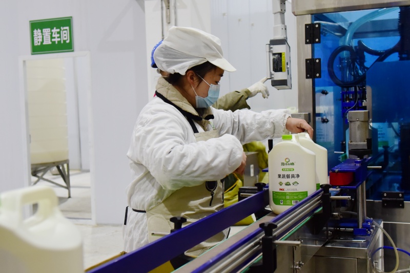 2月24日,位于白果乡龙潭坝农产品加工园的泡泡工坊生产车间,工人正在灌装洗涤产品.jpg