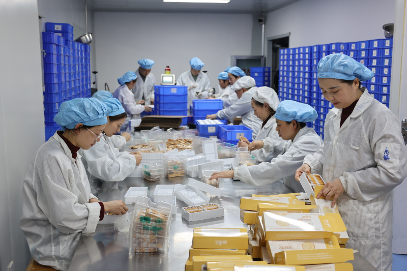 恩施硒德生物工程有限公司，工人们包装固体饮料（通讯员 周珍珍 摄）.JPG