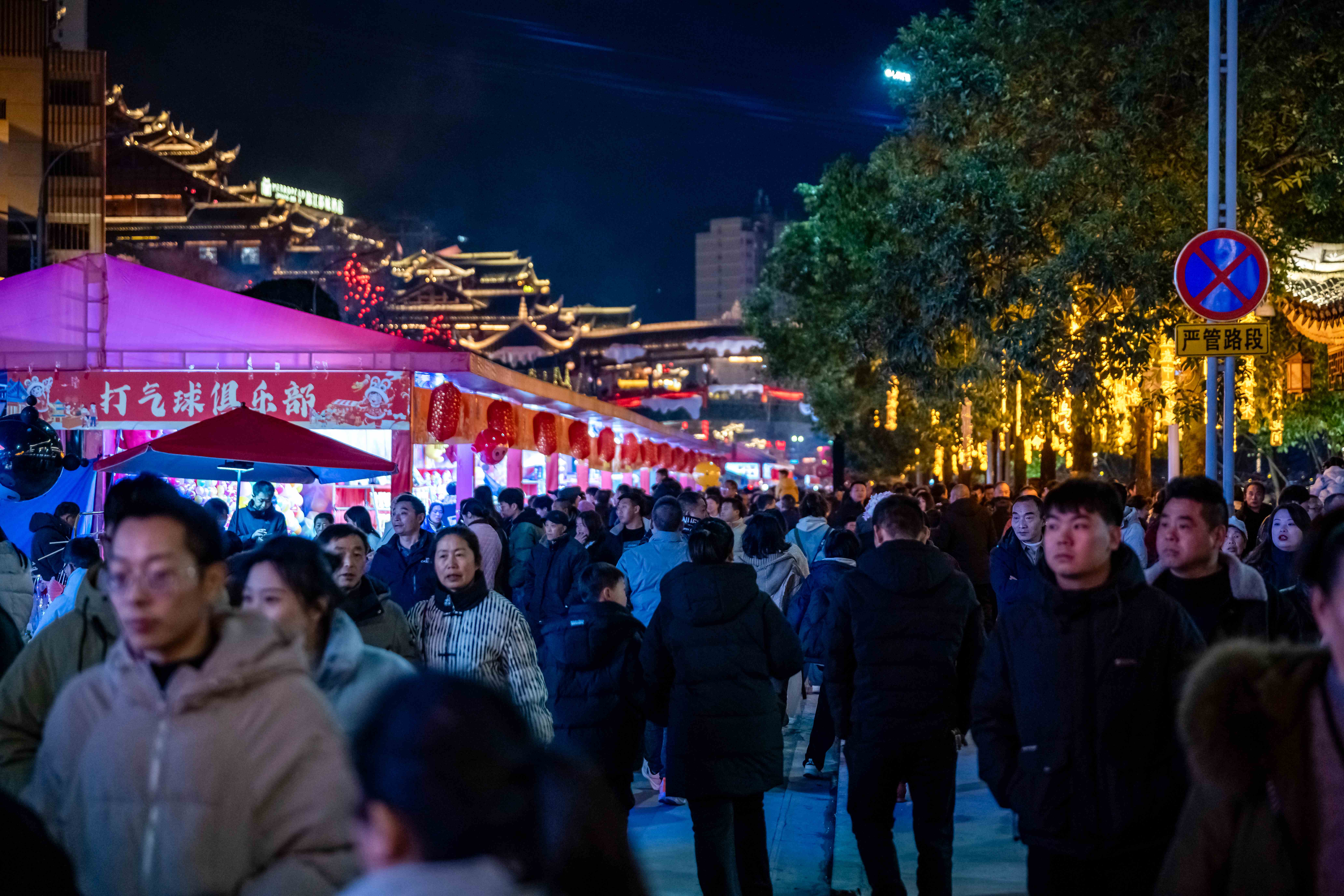 游客逛非遗集市( 向利雄 摄 ).jpg 游客逛非遗集市( 向利雄 摄 ).jpg