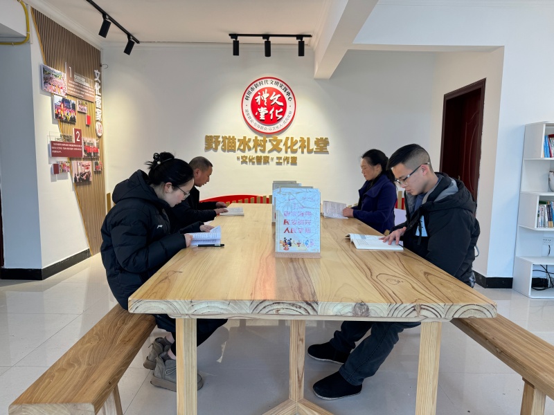 野猫水村当地的村民、村干部时常在文化礼堂看书学习.jpeg
