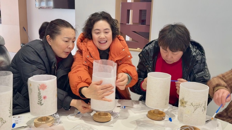 乳泉社区组织开展手工活动,居民们欢声笑语 其乐融融.jpg