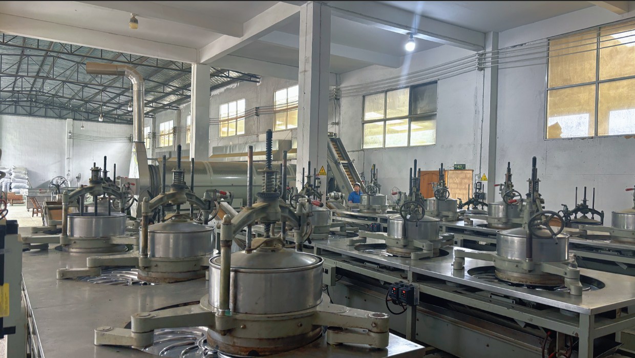 临江茶业有限责任公司茶叶加工厂内机器正在运转9.jpg 临江茶业有限责任公司茶叶加工厂内机器正在运转9.jpg