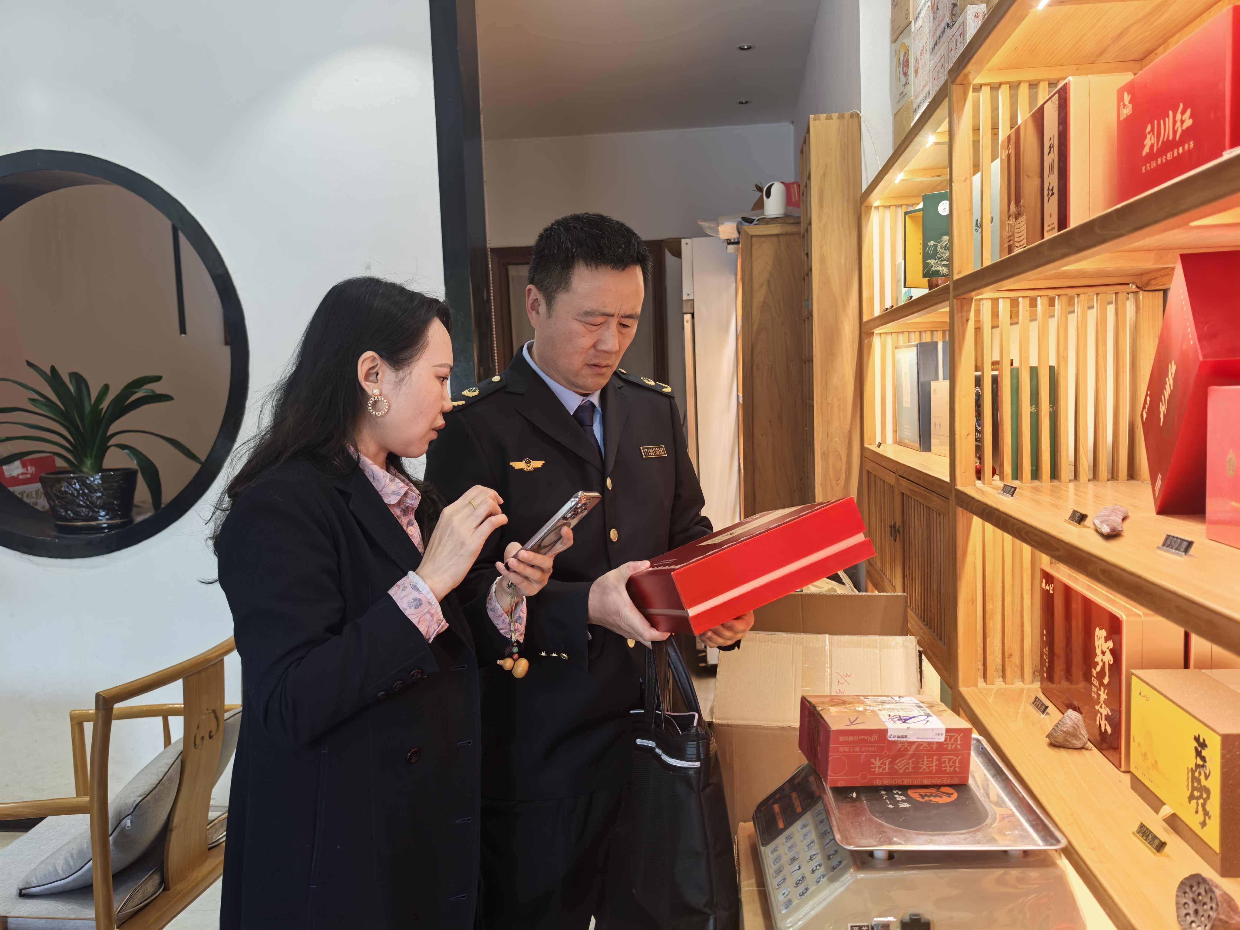 4月2日,小渡船市场监管所执法人员在茶叶经销门店检查茶叶外包装。.jpg 4月2日,小渡船市场监管所执法人员在茶叶经销门店检查茶叶外包装。.jpg