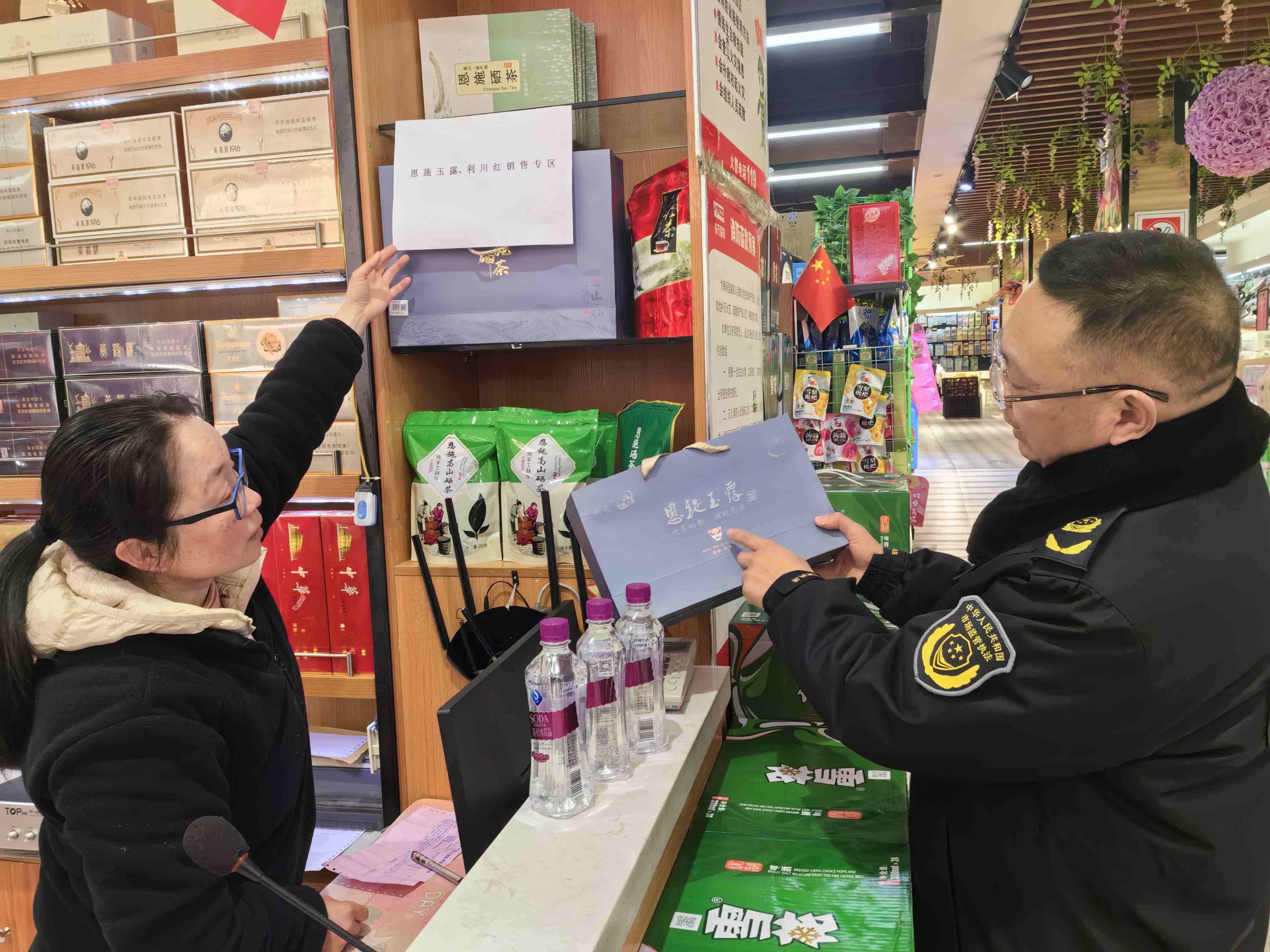 白果市场监管所执法人员检查茶叶外包装。 .jpg 白果市场监管所执法人员检查茶叶外包装。 .jpg