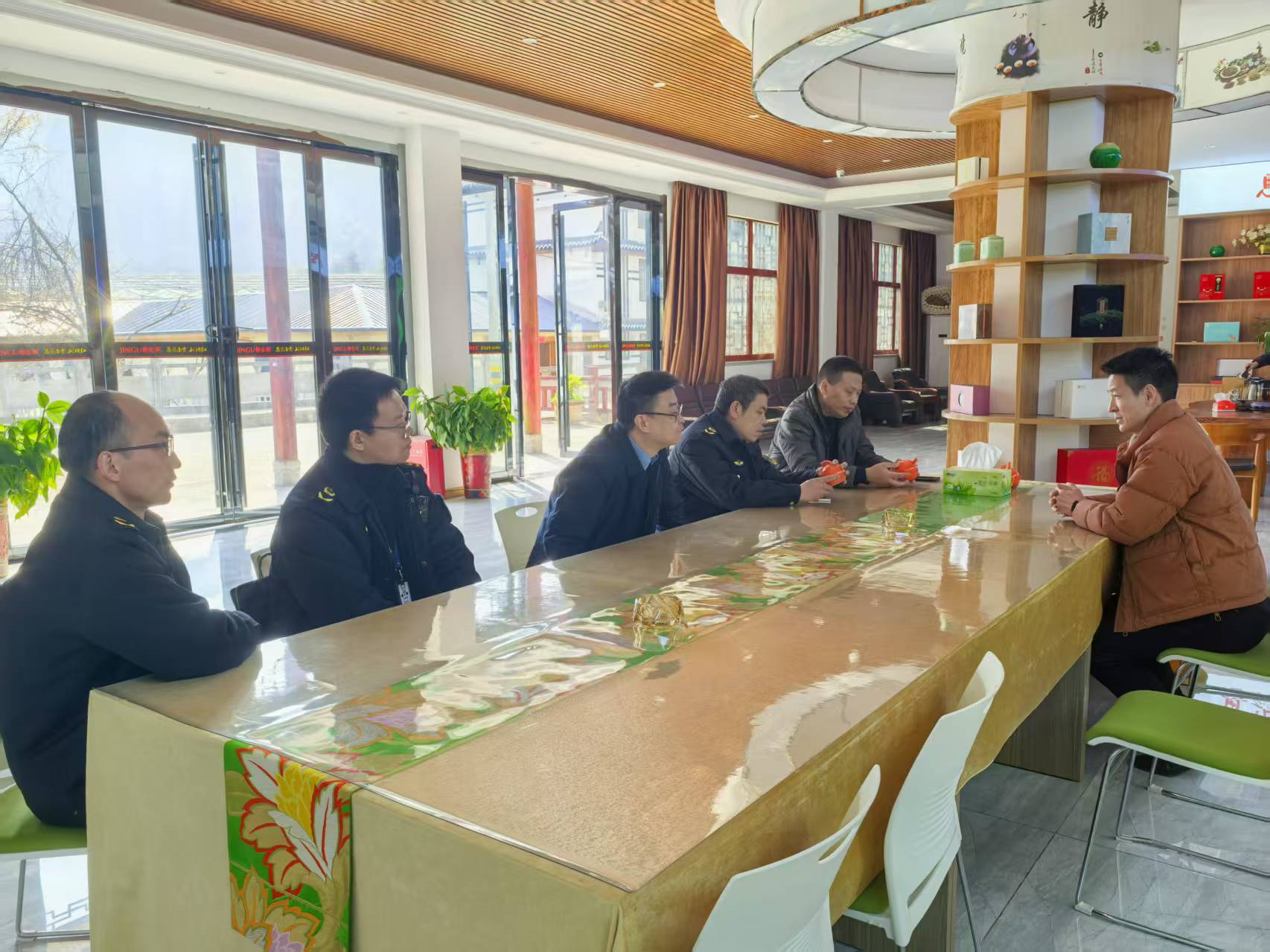 恩施市市场监管局执法人员在金果茶叶开展调研座谈,为茶企纾困解难,指导企业完善管理及相关台帐。.jpg 恩施市市场监管局执法人员在金果茶叶开展调研座谈,为茶企纾困解难,指导企业完善管理及相关台帐。.jpg