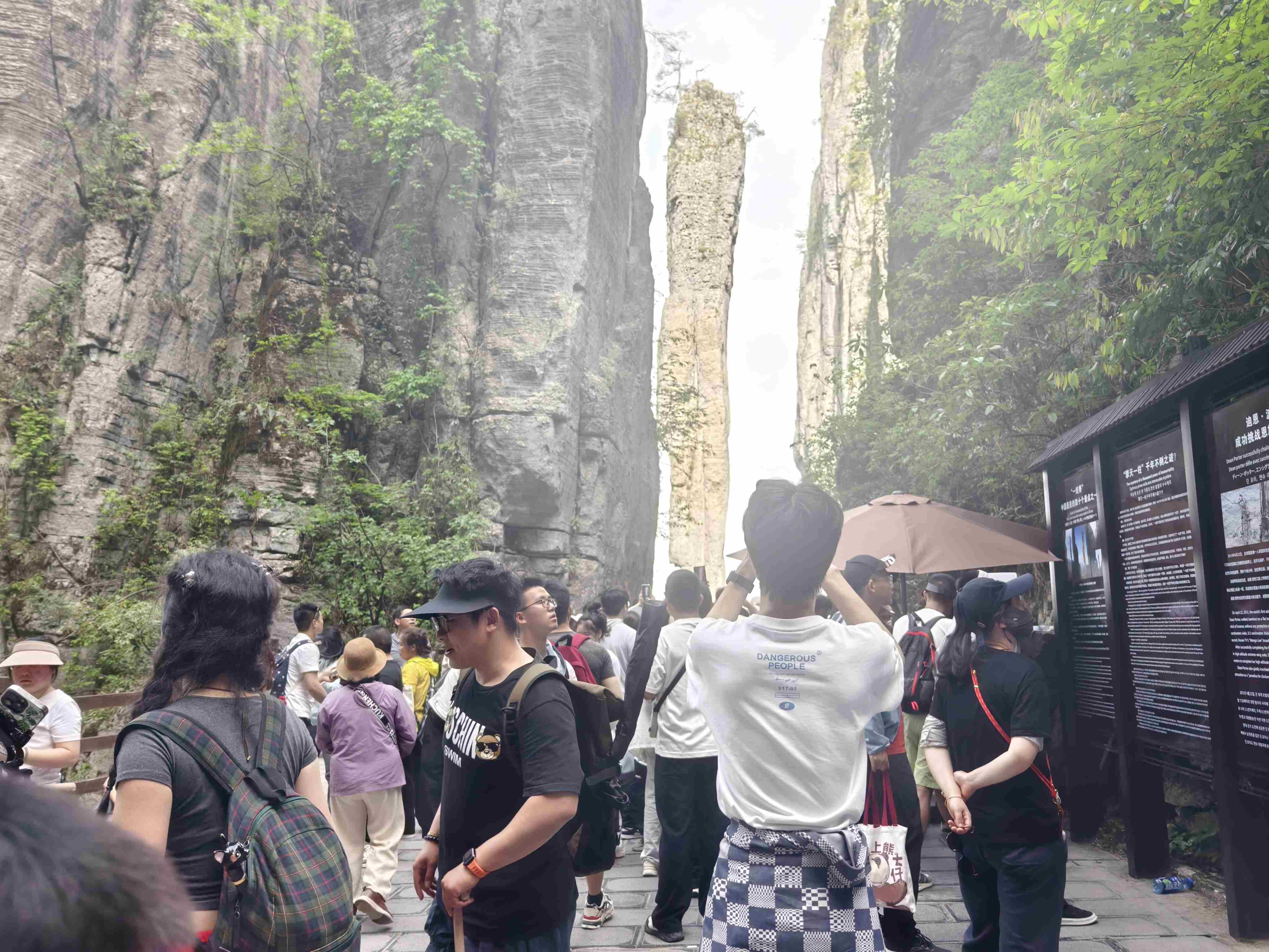 游客打卡大峡谷一炷香.jpg