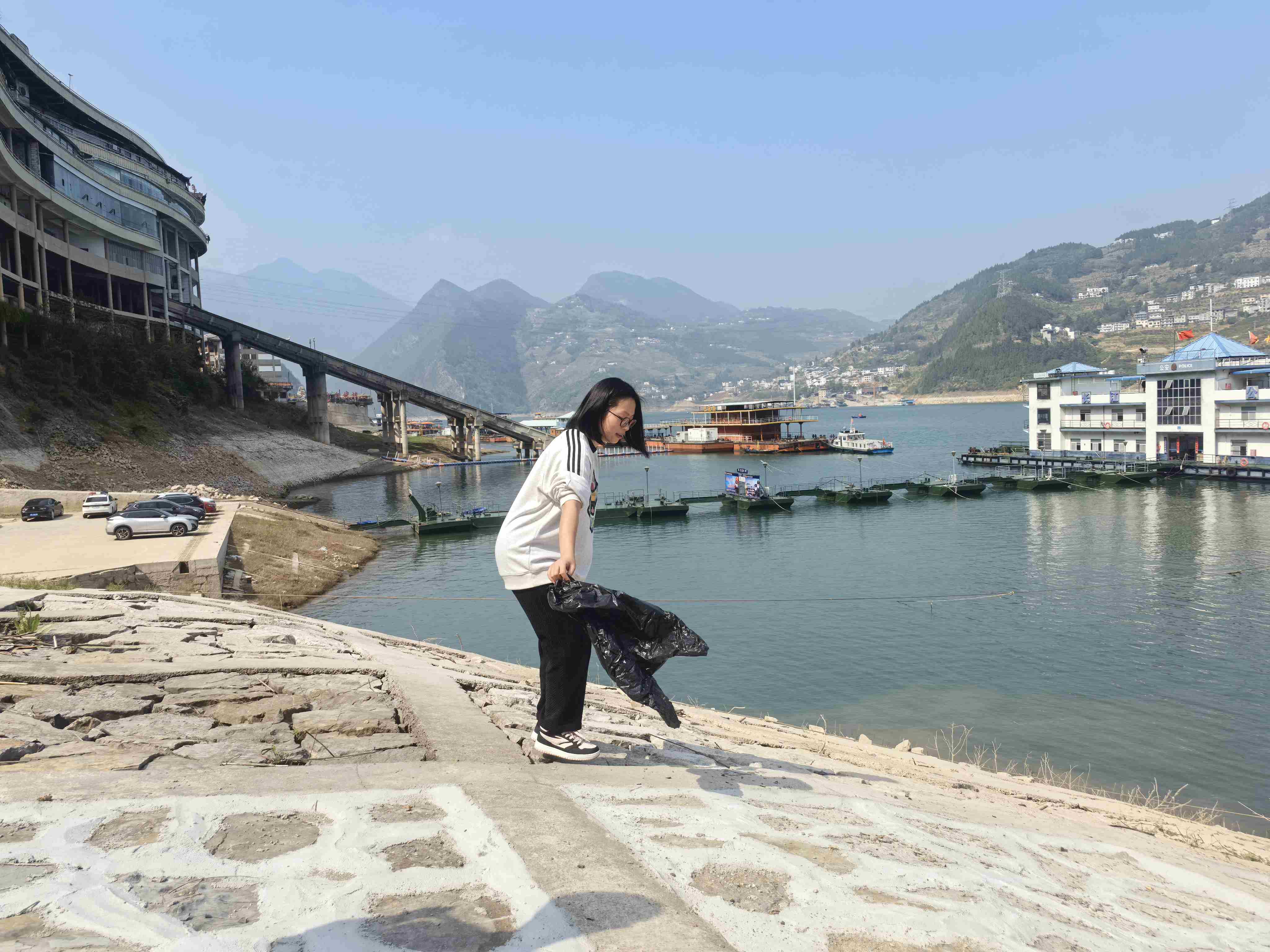 在长江巴东段岸边,志愿者正在捡拾垃圾、守护生态。.jpg 在长江巴东段岸边,志愿者正在捡拾垃圾、守护生态。.jpg