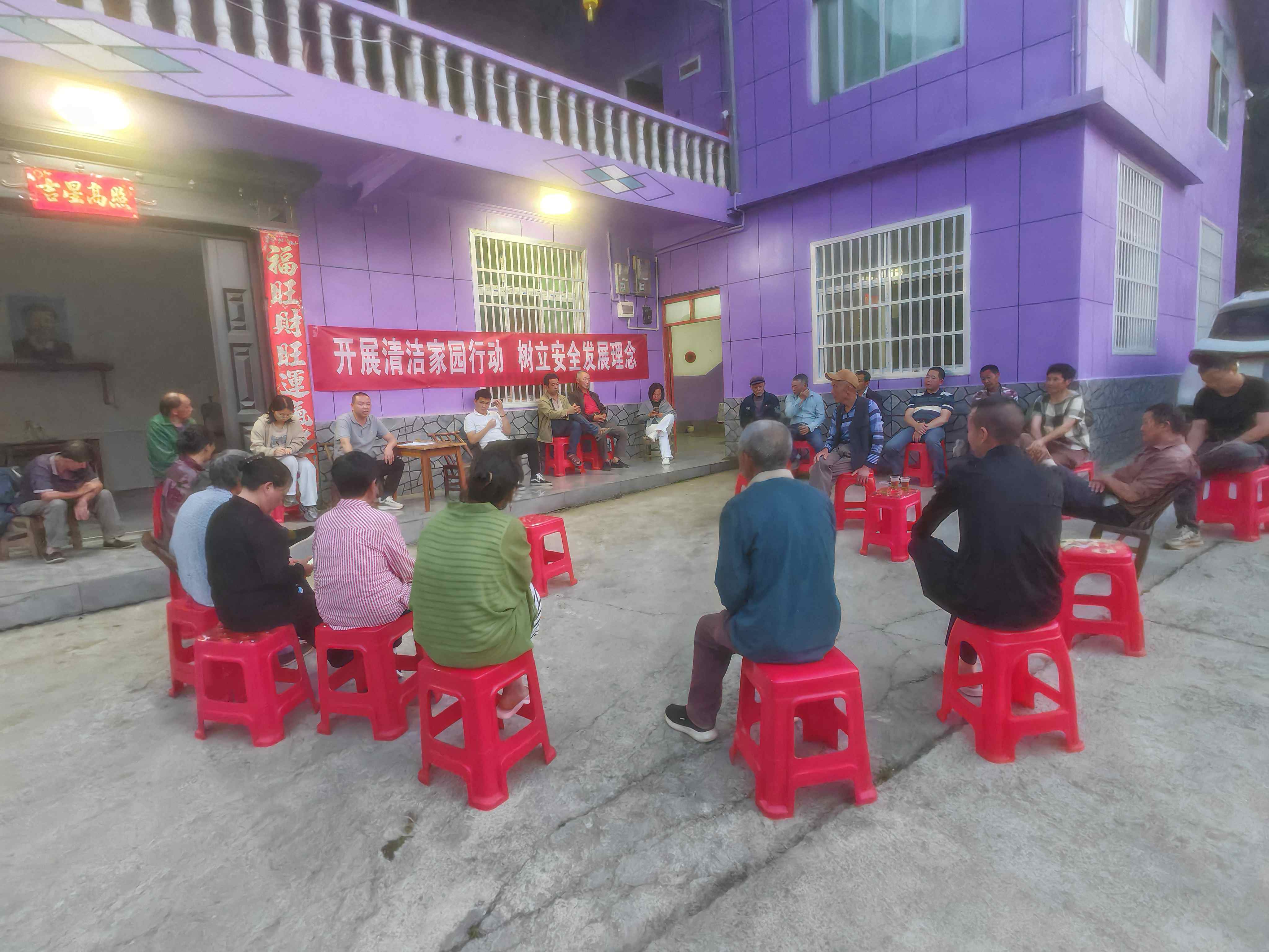 三岔镇汾水村召开群众会现场。.jpg 三岔镇汾水村召开群众会现场。.jpg
