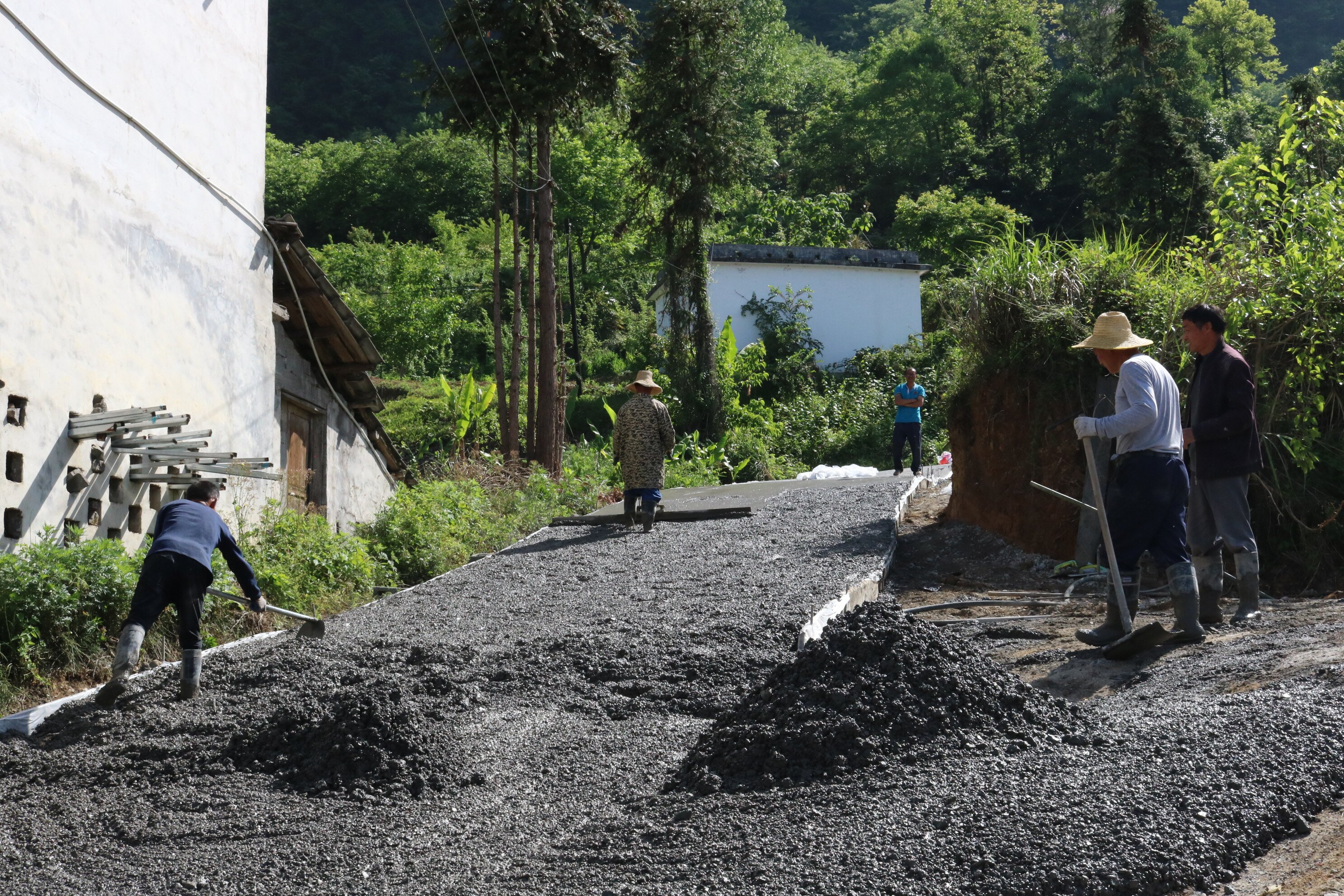 三步岩村组道路硬化现场 (2).jpg 三步岩村组道路硬化现场 (2).jpg