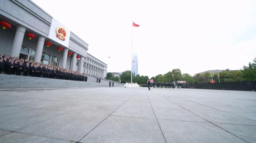 贵州高院举行庆祝新中国成立75周年升国旗仪式